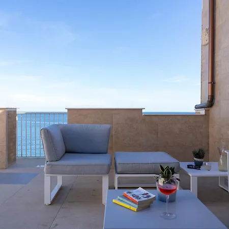 Guesthost - Pam's Seaview *